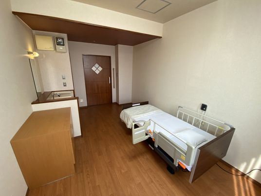 居室の明るい室内