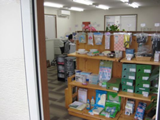 日用品棚と人物