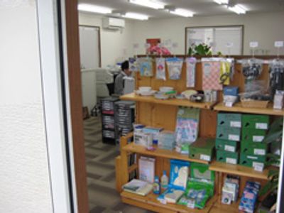 日用品棚と人物