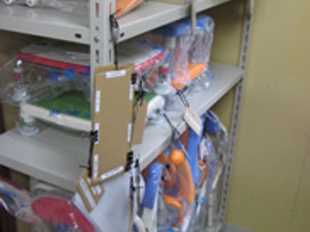介護用品の保管棚 多目的室 さまざまな介護用品が整理された棚です。必要な時にすぐに取り出せるようになっています。
