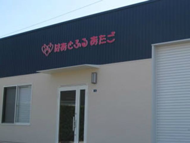 施設の正面玄関 外観 落ち着いた配色が特徴の建物で、訪れる方に安心感を与えます。居心地の良い環境です。