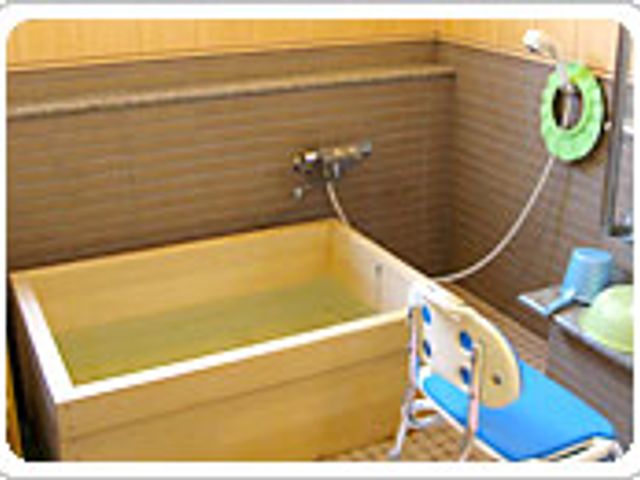 暖かみのある浴室 浴室 木の浴槽が特徴で、リラックスできる落ち着いた空間です。安全面も考慮されております。