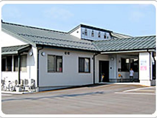 外観の建物 外観 広々とした駐車スペースを備えた建物です。施設の利用者にとって、安心してアクセスできる環境が整っています。