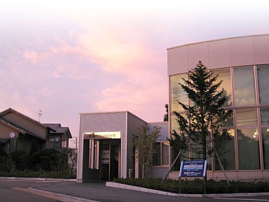 夕暮れの施設外観  