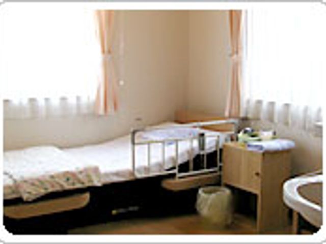 光が差し込む居室 居室 明るい自然光が差し込む広々とした個室で、快適に過ごせます。必要な設備が整っています。