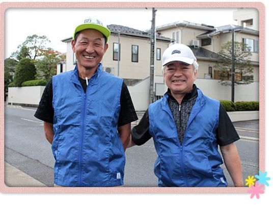 スタッフが並ぶ外観  