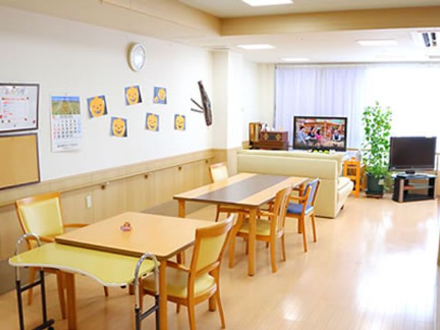自然光が入るレクリエーションルーム ラウンジ 明るい空間で、ソファに座りながらテレビを楽しめます。みんなで交流しやすい雰囲気です。