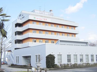 白い外装の建物外観