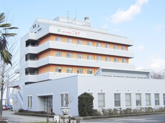 白い外装の建物外観