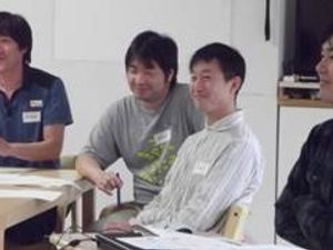 談笑する人がいる多目的室  