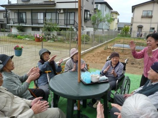 屋外で談笑する人々