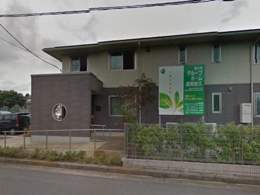 外観と看板が目立つ建物