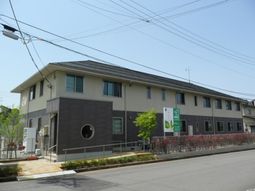 茶色の建物の外観