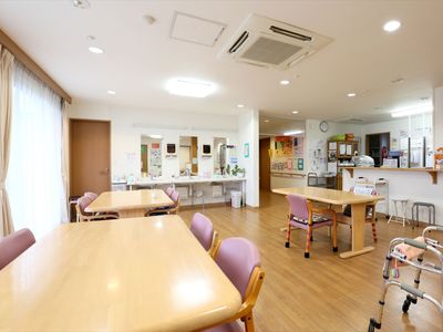 明るい共有ダイニング