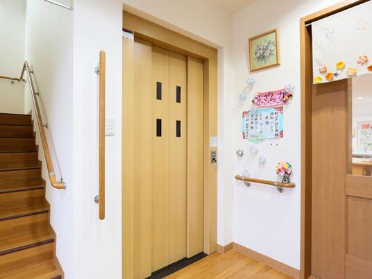 エレベーターと手作り装飾