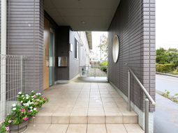花と緑のエントランス
