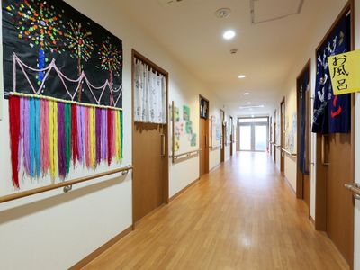 廊下に彩られた手作り装飾