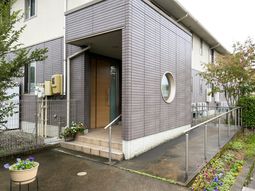 モダンな建物のエントランス