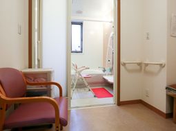 居室の入口と浴室