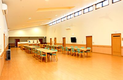 自然光あふれる食堂