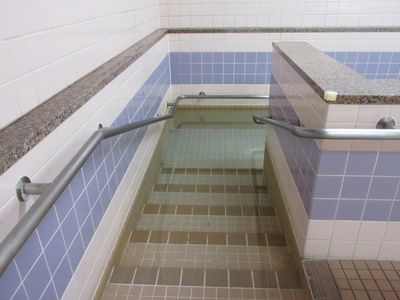 手すり付きの階段の浴槽