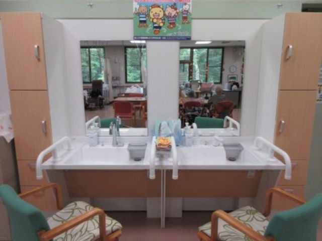明るい施設の洗面台  