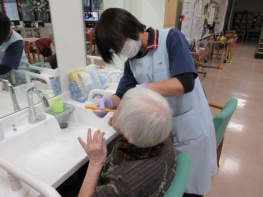 歯磨きを手伝う様子