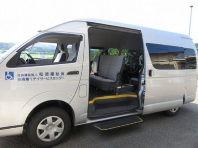 送迎車の外側