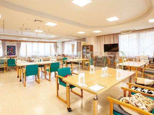 明るい食堂の広い空間  