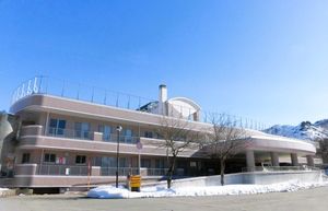 山々に囲まれた外観