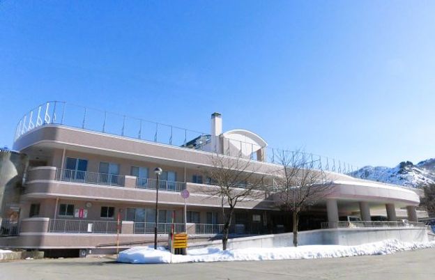 山々に囲まれた外観