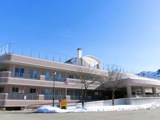 山々に囲まれた外観 外観 山に囲まれた素敵な立地。自然の美しさを感じながら勤務ができる環境です。