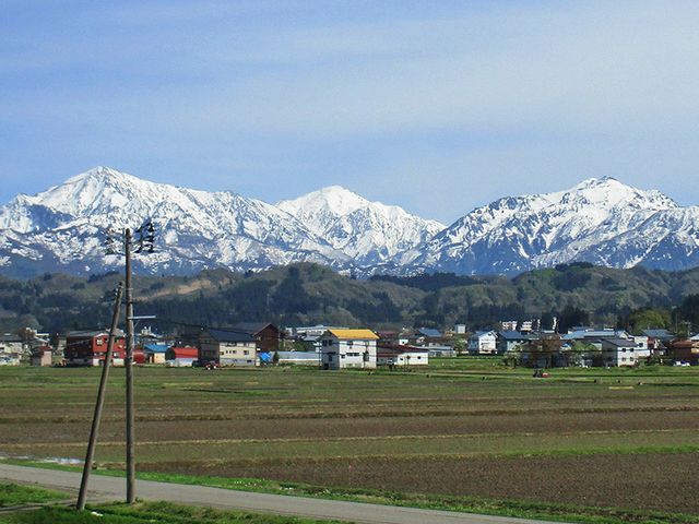 遠景に山々と集落 外観 広大な自然に囲まれた地域で、四季折々の風景を楽しむことができます。