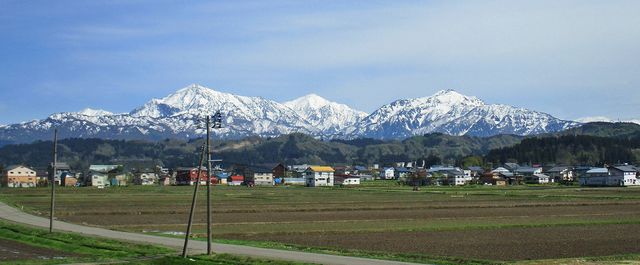 遠景に山々と集落 外観 広大な自然に囲まれた地域で、四季折々の風景を楽しむことができます。