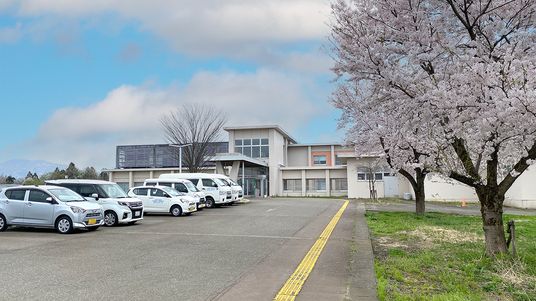 桜のある施設外観
