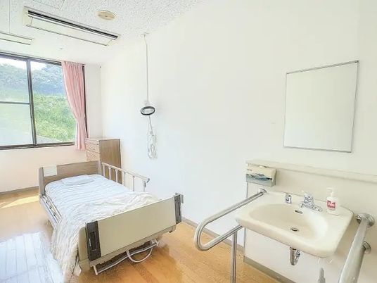 明るい居室と洗面台  