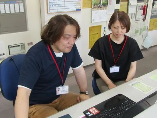 職員が机で確認する休憩室  