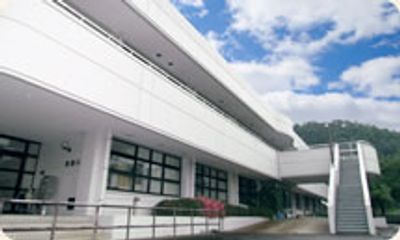 白い建物の外観
