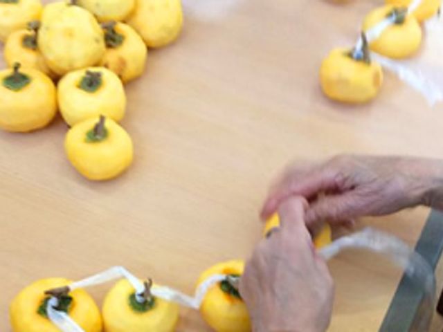 柿の手作業者の手元 スタッフイメージ 手作業で柿を加工しています。丁寧な作業環境が整っている職場です。