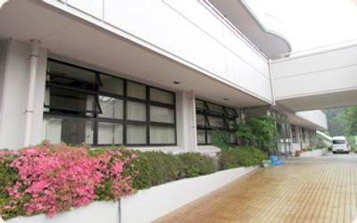 植物が並ぶエントランス