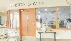 スタッフが働くエントランス