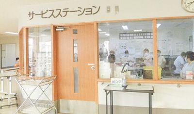 スタッフが働くエントランス
