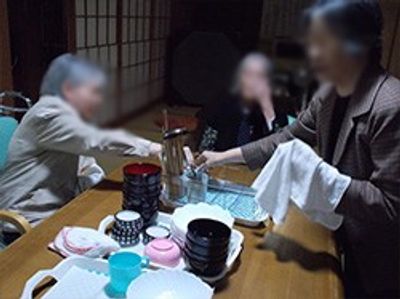 食器を片付ける様子