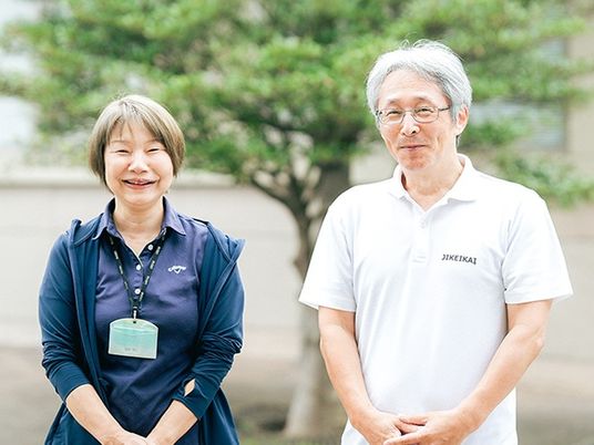 笑顔の職員と利用者  