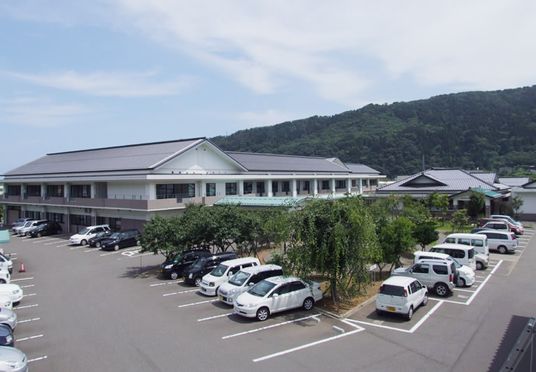 緑に囲まれた外観