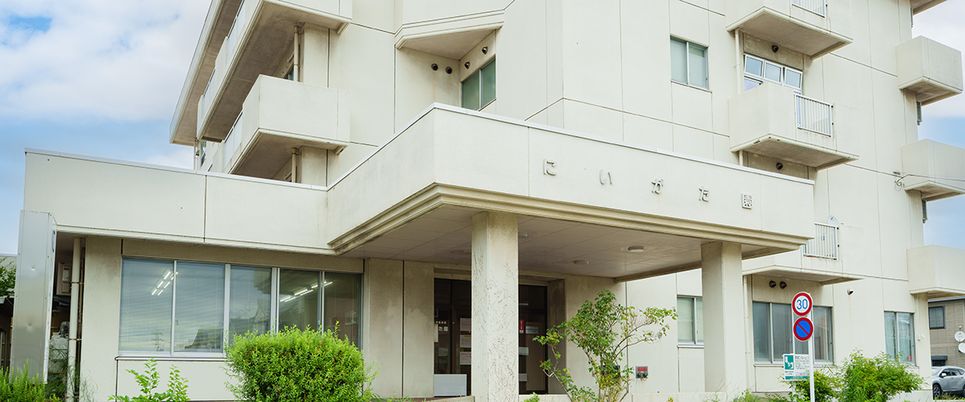 白い建物の外観