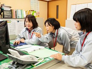 スタッフが相談する事務室  