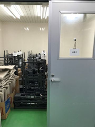 備品が収納された部屋 多目的室 さまざまな用途に使える備品が整然と収納されています。スペースを有効活用しています。