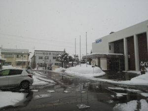 雪の日の施設外観  
