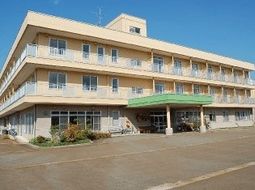 広々とした明るい建物外観